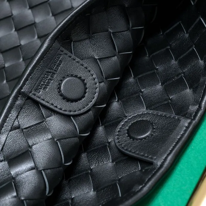 Original leather, batch 2060, the old-money style BV Sardine large size has been shipped🔥 Nowadays, many fashionable, rich and tasteful Jimei people are carrying the same bag invariably. It’s Bottega Veneta Sardine! Because this BV Sardine bag is so beautiful and high-end! The arc-shaped intrecciato woven bag body, paired with metal sardine handles, looks like a work of art, allowing people to ponder and appreciate it. Currently Sardine has launched three sizes for everyone to choose from. This is the largest size🉑️hand-held🉑️armpit🉑️single shoulder🉑️crossbody. It is a very high-quality and relatively niche treasure model. It will be very special when you carry it when you go out. It allows you to have the freedom of carrying a bag. Sisters go crazy. Style number: 7468-1# Size: 39*31*12cm